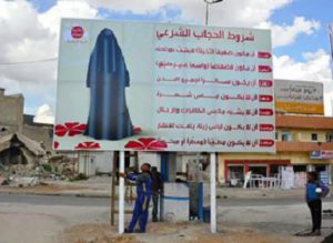 Cartellone installato da Isis a Mosul per niqab